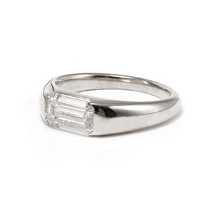 Anillo de compromiso moderno de oro blanco macizo de 14K con diamante de laboratorio de corte esmeralda para mujer, solitario de media montura con diseño de oriente a oeste y corte cónico. - Product Image 4