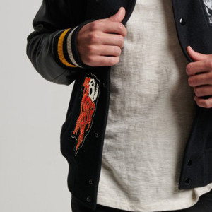 เสื้อแจ็คเก็ตเลตเตอร์แมนสีดำสำหรับผู้ชาย ปักลายตัวอักษร K ด้านหน้า กันน้ำ กันลม ติดกระดุมสามแถว สไตล์ไฮสตรีท - Product Image 3