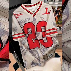 เสื้อเจอร์ซีย์อเมริกันฟุตบอลพิมพ์ลายผีเสื้อ OEM แบบตาข่ายทรงโอเวอร์ไซส์ สตรีทแวร์ เสื้อกีฬาหมายเลขพิมพ์ ระบายอากาศได้ดี ผลิตจากโพลีเอสเตอร์ รับผลิตตามสั่งจำนวนมาก - Product Image 2