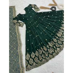 Robe de soirée en géorgette fantaisie avec broderie et sequins, avec dupatta vert - Product Image 4