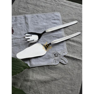 Elegante cuchara y tenedor metálicos para servir pasteles en bodas, ideales para cortar el pastel en ceremonias de compromiso y recepción con elegancia. - Product Image 6