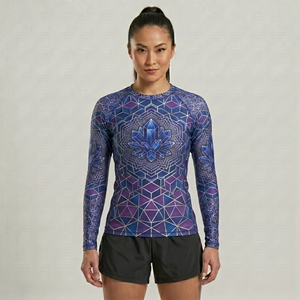 เสื้อรัดรูปสำหรับผู้หญิง พิมพ์ลายแบบ Sublimation ป้องกันรังสียูวี 50+ ต้านเชื้อแบคทีเรีย แห้งเร็ว ระบายอากาศได้ดี เป็นมิตรกับสิ่งแวดล้อม เหมาะสำหรับออกกำลังกาย - Product Image 1