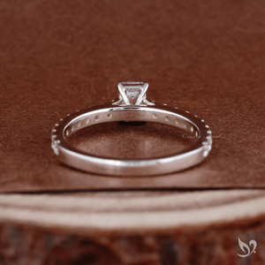 Anillo de Diamante Cultivado en Laboratorio con Corte Esmeralda de 0.50ct, Banda Pavé Catedral en Oro Blanco de 10K, Diseño Refinado con Corte Escalonado - Product Image 2