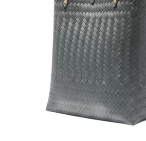 Sac à main chic et minimaliste en plastique tressé noir et sac artisanal pour femme, idéal pour les vacances d'été à la plage - Product Image 4