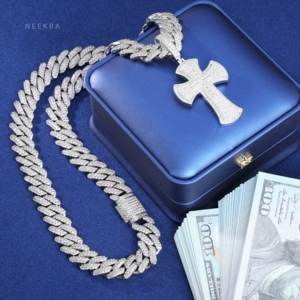 Pendentif Croix en Argent 925 et Moissanite - Bijou Chrétien Classique, Pendentif Croix Entièrement Sertie, Bijou de Foi Fait Main - Product Image 5