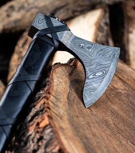 Hache artisanale en acier Damas avec manche en bois et étui en cuir, hache de survie en plein air style Viking - Product Image 2