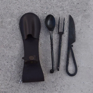 Ensemble de couverts médiévaux traditionnels : collection de fourchettes, cuillères et couteaux pour repas rustiques, événements spéciaux et fournitures hôtelières - Product Image 5