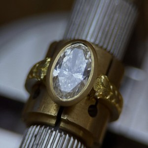 Bague Art Déco en or massif 14 carats avec diamant ovale de 2,00 carats, gravure florale en forme de feuille, diamant cultivé en laboratoire, bijou de promesse pour amoureux, charmes - Product Image 4