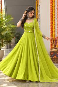 Ensemble prêt-à-porter de designer en rayonne et coton, comprenant un Lehenga Kali avec broderies miroir et diamants, une blouse en rayonne et coton et un dupatta en Georgette. - Product Image 3