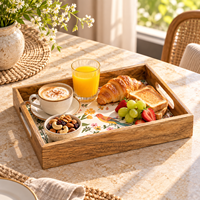 Plateau de service artistique pour mariage, motif floral et oiseaux |   Plateau rectangulaire en bois naturel émaillé avec poignées découpées pour le thé, les collations, la table à manger