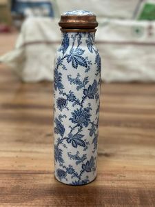 Bouteille d'eau en cuivre à motif floral abstrait bleu, design à motif symétrique, bouchon anti-fuite, bouteille réutilisable pour usage quotidien - Product Image 6