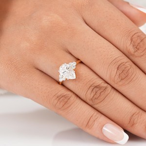 Bague solitaire en diamant taille poire 2,01 carats Sparkle Proposal, cultivé en laboratoire, or massif 14 carats, cadeau de fiançailles raffiné pour partenaire - Product Image 3