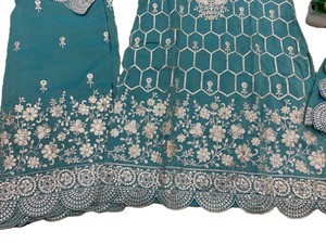 Elegante Conjunto de Traje Sharara de Satén Bordado de 3 Piezas para Mujer, Cuello en V, Largo Completo, Estampado Floral, Verde con Detalles Dorados - Product Image 5
