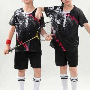Camiseta de Tenis Negra con Cuello en V para Hombre, con Estampado de Rayos Rojos, Absorbente de Humedad, Manga Corta, Fabricación Premium en Pakistán - Product Image 4