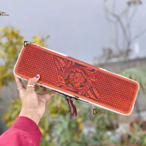 Étui pour fer à friser en cuir repoussé résistant à la chaleur, style western, en fourrure de cheval, organisateur parfait pour outils capillaires - Grande Vente - Product Image 1