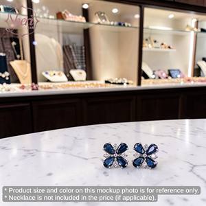 Boucles d'oreilles clous en or blanc massif 18 carats pour femme Sheri Jewels, serties de diamants et de saphirs en forme de poire à quatre feuilles - Cadeau d'anniversaire pour elle - Product Image 3