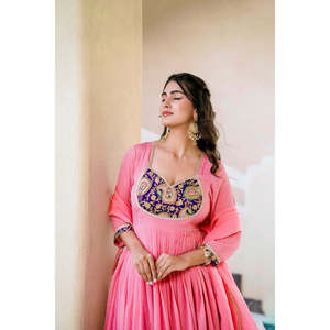 Conjunto de ropa de fiesta de diseñador para mujer Vestido elegante con parte inferior y Dupatta para ocasiones especiales - Product Image 4