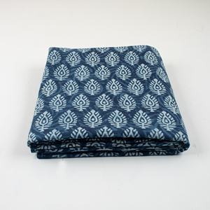 Tissu en coton biologique indigo bleu, imprimé à la main, fabriqué en Inde, teint naturellement, motif floral, matière luxueuse pour vêtements - Product Image 1