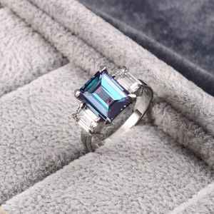 Anillo de Alejandrita en Plata de Ley 925, Corte Esmeralda, Certificado IGI, Diseño Art Deco Vintage, Gema que Cambia de Color, Joyería para Mujer - Product Image 3