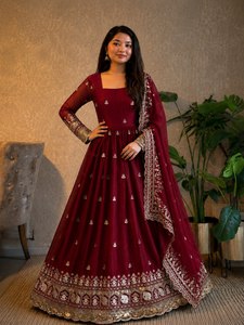 ชุดเดรส Anarkali ผ้าซาตินพรีเมียม พร้อมงานปักดิ้นทองและเลื่อม  แบบเย็บสำเร็จพร้อมผ้าคลุมไหล่ - Product Image 2
