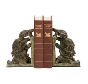 Sujetalibros de bronce antiguo con figuras de niños jugando en un puente de troncos, que capturan una atmósfera nostálgica. Disponible a precios de mayorista. - Product Image 2