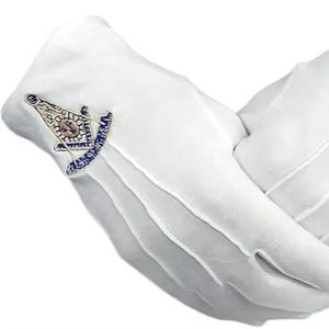 Guantes Masónicos Past Master de Algodón Blanco con Símbolo PM Bordado a Mano y a Máquina - Product Image 1