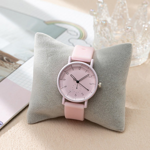 Nouvelle montre à quartz pour femme 2026, cadran en verre irrégulier, bracelet en silicone, vente en gros d'usine, LOGO personnalisé, montre simple et tendance - Product Image 1