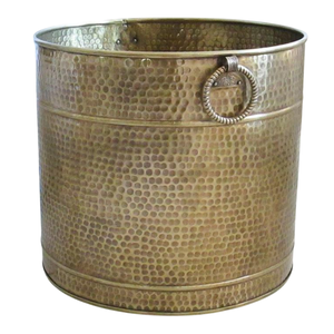 Maceta de latón vintage con diseño martillado, forma redonda, perfecta para decoración del hogar, jardín o exterior, color dorado, con asa de anillo. - Product Image 1