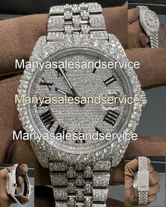 Montre en acier inoxydable or blanc avec design serti de pierres, personnalisable avec votre marque, disponible pour la vente au détail, les cadeaux et la revente à l'exportation - Product Image 1