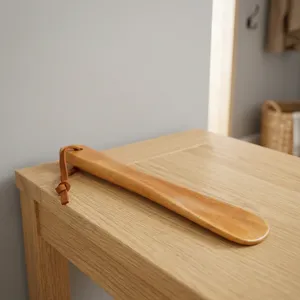 Chausse-pied en bois artisanal avec sangle en cuir, bois poli lisse, aide au portage des chaussures pour l'entrée - Product Image 3