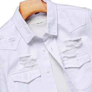 เสื้อเชิ้ตเดนิมสีขาวสำหรับผู้ชาย แขนสั้น ติดกระดุม สไตล์ลำลอง สตรีทแวร์ ผ้าฝ้ายขาดๆ แบบโอเวอร์เชิ้ต ทรงปกติ ใส่ได้ทุกวัน - Product Image 3