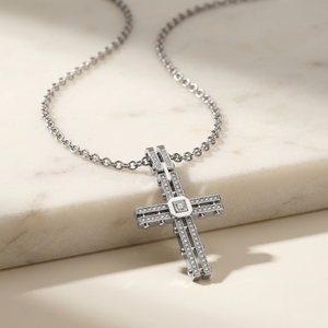 Collar de cruz religiosa de oro blanco de lujo para hombre con incrustaciones de microdiamantes intrincados y piedra central de corte brillante cultivada en laboratorio - Product Image 3