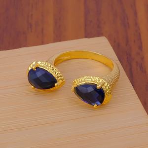 Anillo Ajustable Abierto con Doble Pera de Iolita y Cuarzo, Texturizado, Chapado en Oro, Hecho a Mano, con Dos Piedras - Product Image 1