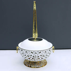 Plat à chafing de luxe en acier inoxydable, fabriqué avec des matériaux robustes assurant durabilité et une distribution de chaleur uniforme - Product Image 3