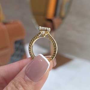 Bague de fiançailles solitaire vintage en or massif 14 carats avec diamant de laboratoire taille émeraude de 2 carats serti à griffes pour femme - Product Image 3
