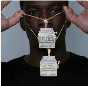 จี้รูปตู้สล็อตแบบ Iced Out พร้อมตัวเลข 777 ประดับเพชรโมอิสซาไนต์ เครื่องประดับหรูหรา ขายส่ง - Product Image 3