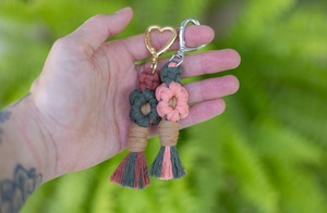 Elegante llavero de macramé floral, objeto decorativo perfecto para la decoración diaria, organizador de llaves, venta al por mayor desde India. - Product Image 4