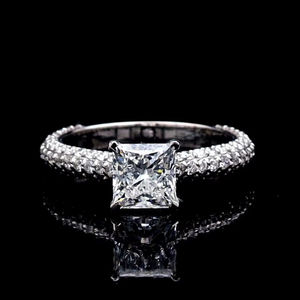 Bague de fiançailles classique unisexe en diamant taille trilène, plaqué or massif 14K finition rhodium, sertie à griffes, AMBER JEWELS - Product Image 1