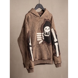 Sweat à capuche oversize marron pour homme avec motif squelette, style streetwear, en molleton avec patch artistique en forme d'os - Product Image 2