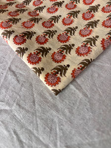 Tissu en coton imprimé à la main avec motif floral rouge Buti |   Textile artisanal indien - Product Image 4
