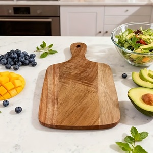 Tabla de Cortar de Madera Premium con Mango de Fácil Agarre, Acabado Liso, Superficie Apta para Cuchillos, Ideal para Cortar, Servir y Decorar - Product Image 4