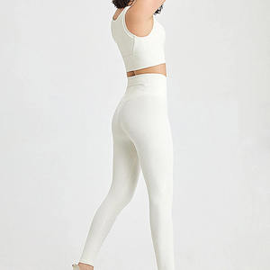 Ensemble de yoga de qualité supérieure pour l'entraînement et le fitness : confort et flexibilité, soutien-gorge de yoga et leggings - Product Image 4