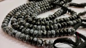 Perles en pierre naturelle Flocon de neige noir, rondelles lisses et simples de 8 mm, vendues par brin de 8 pouces de long - Product Image 2