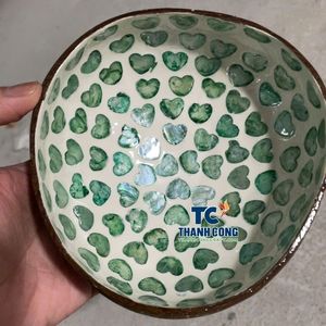 Bol en coquille de noix de coco laqué de haute qualité, avec incrustation de nacre violette premium et motif floral, artisanat décoratif du Vietnam - Product Image 1