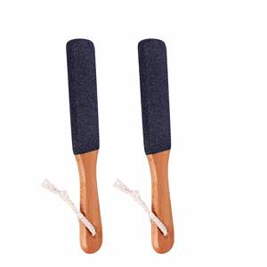 Râpe à pieds en bois avec poignée, lime à callosités en papier de verre, exfoliant pour talons, râpe à pieds longue poignée pour la douche, outil de soin des pieds UBI - Product Image 1