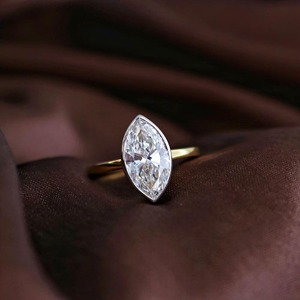 Anillo de Diamante Cultivado en Laboratorio con Corte Marquesa y Engaste de Bisel en Oro Amarillo de 14K, con Certificado IGI y Claridad VVS para Mujer - Product Image 2
