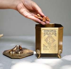 Hecho de latón puro con un acabado lacado, no se descolora ni se oxida. La tapa se cierra de forma segura, lo que lo hace ideal. - Product Image 3