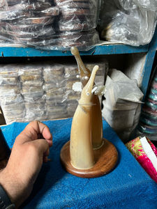 Figuritas de elefante de cuerno de búfalo hechas a mano, decoración de animales rústicos únicos con Base de madera chapada para vajilla para el hogar - Product Image 5