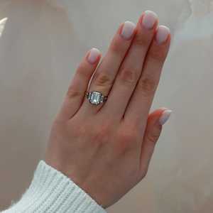 Bagues de fiançailles à trois pierres taille émeraude 4 carats en or massif 14K avec sertissage noir et accent de diamant baguette cultivé en laboratoire certifié IGI - Product Image 3