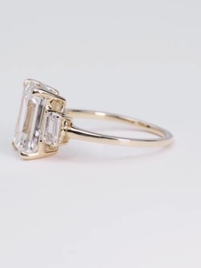 Anillo de Compromiso de Diamante Cultivado en Laboratorio con Corte Esmeralda de Lujo VVS Diam de 5.00 Ct, Oro Amarillo de 18K/14K/10K, Joyería Nupcial Solitario de 3 Piedras - Product Image 6